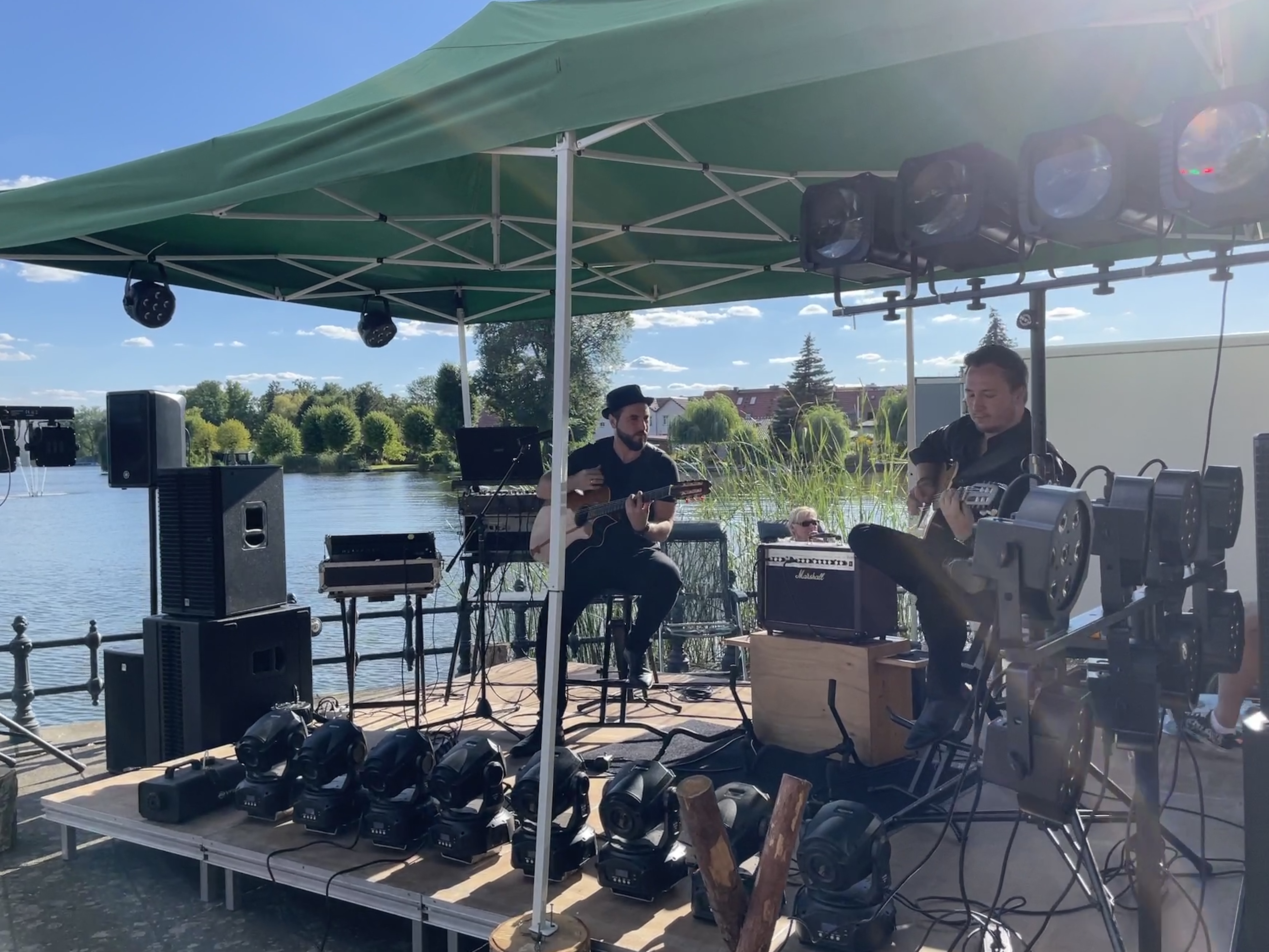 Simon & Tobias Tulenz luden zu Gitarrenklängen an der Seepromenade