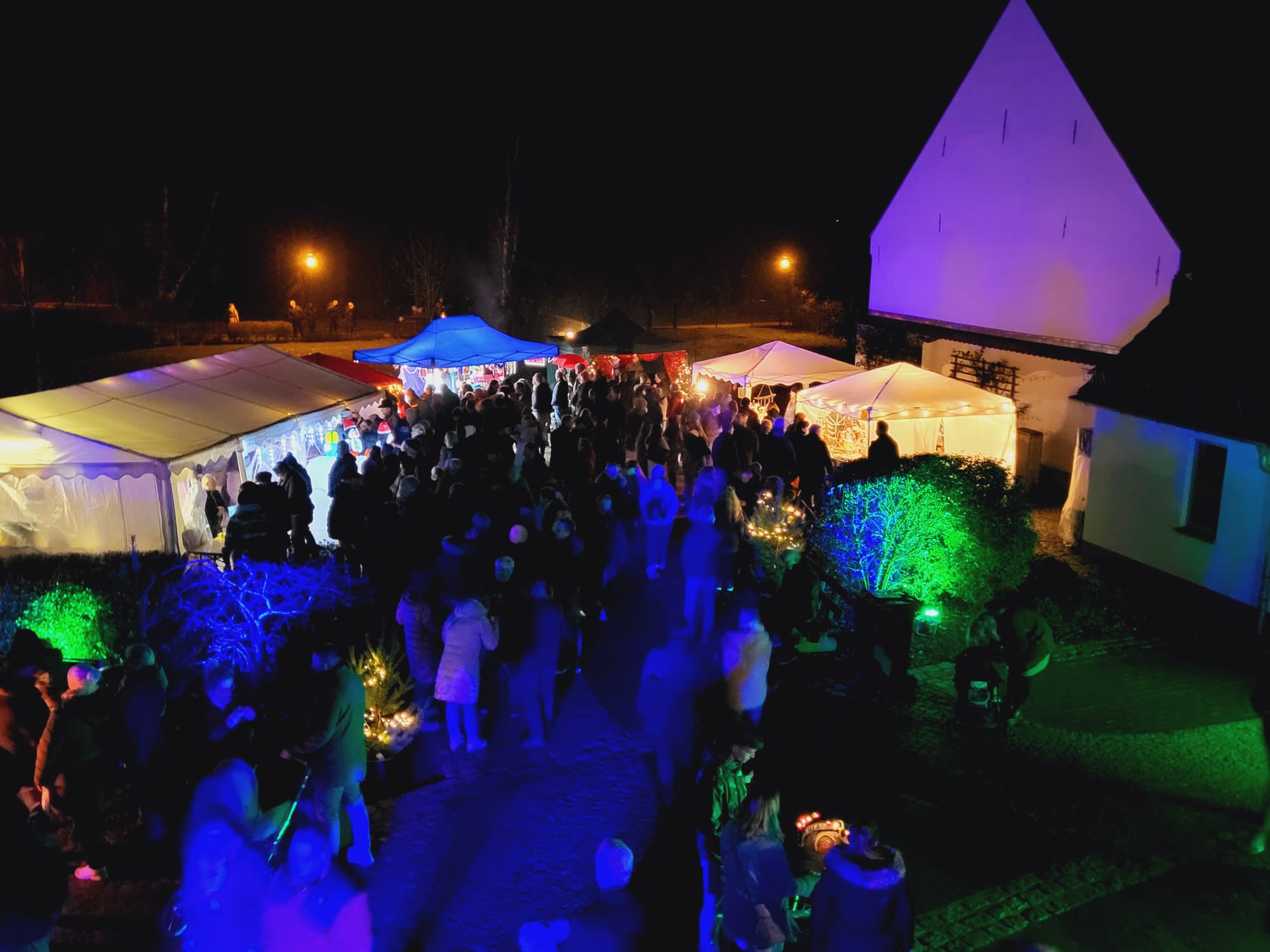 Stimmungsvoll illuminierter Rathaushof